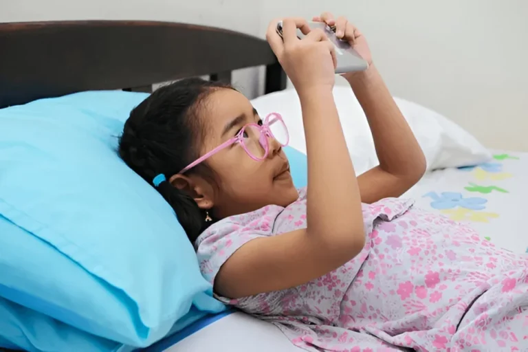 Screens, Sleep & Eye Health – Safe Device Habits | Indore